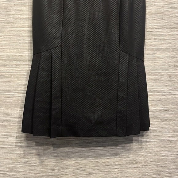 Form fitting black dress - Picture 3 of 6